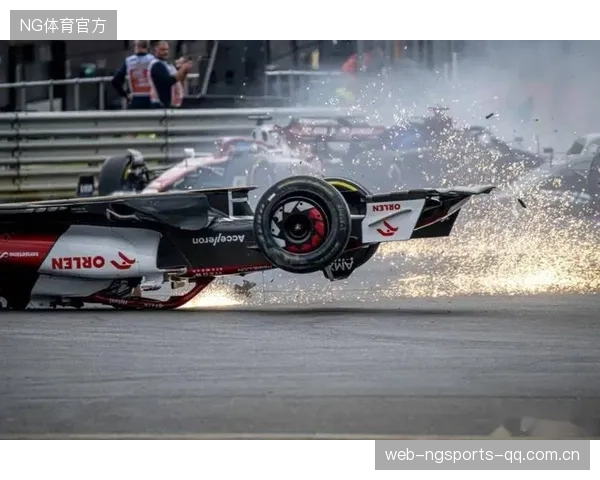 现场惊魂！F1赛道突遭大风乱舞，广告牌差点殃及赛车