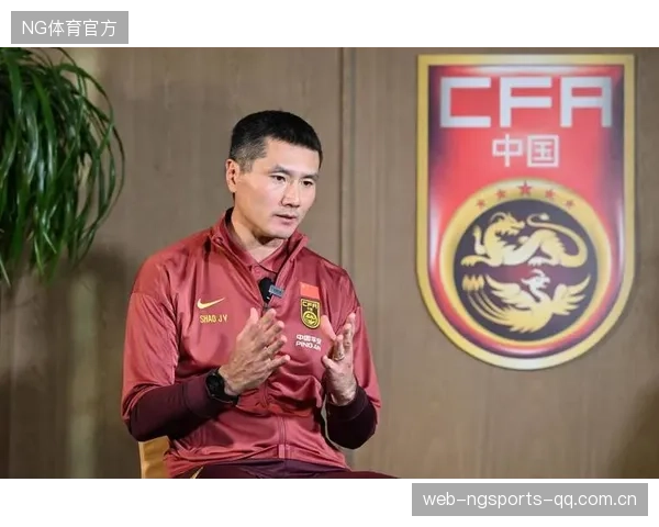 《该不该换掉邵佳一？业内看法：亚洲杯后安东尼奥接手国足更合适》